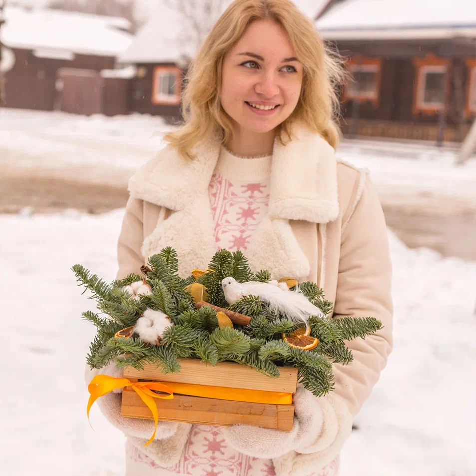 Композиция новогодняя в ящике В ожидании чуда с птичкой и еловыми ветками N 72238