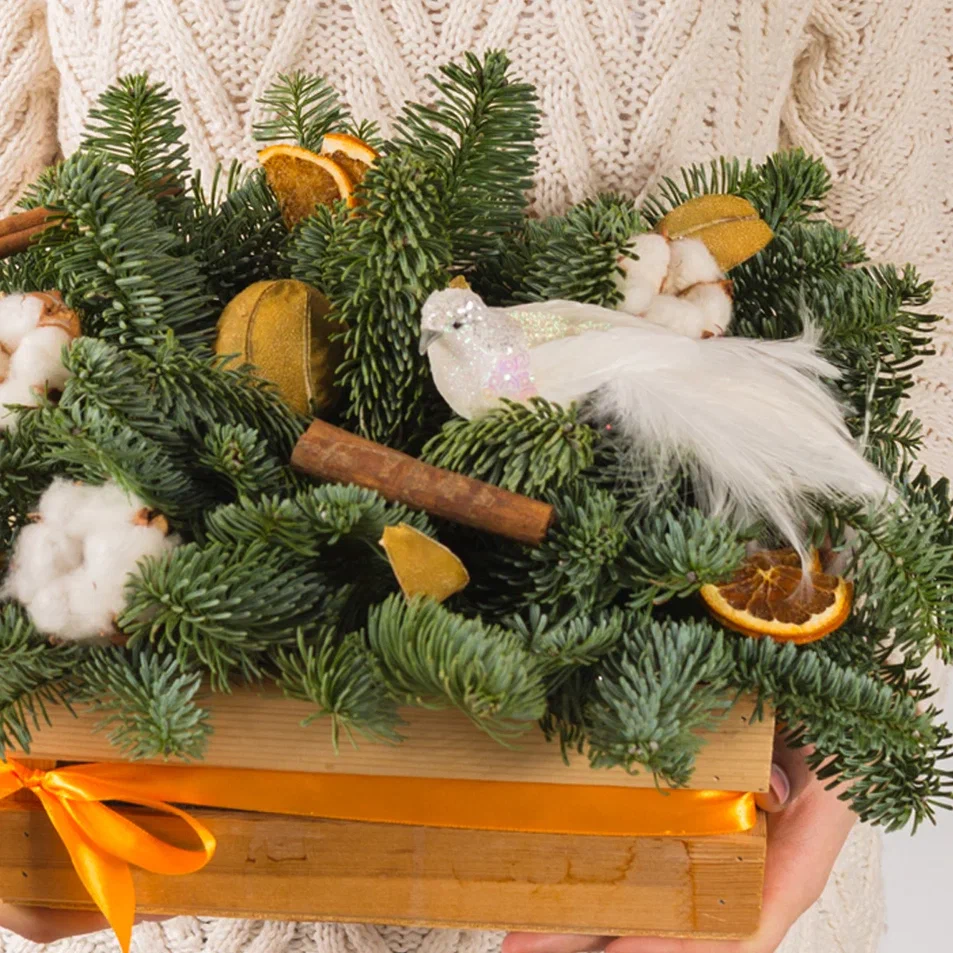 Композиция новогодняя в ящике В ожидании чуда с птичкой и еловыми ветками N 72238