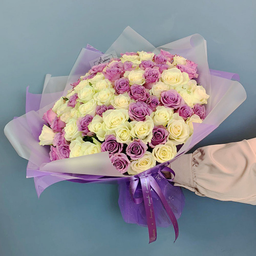 Букет 101 бело-сиреневая роза Кения в упаковке арт. 29178-Р