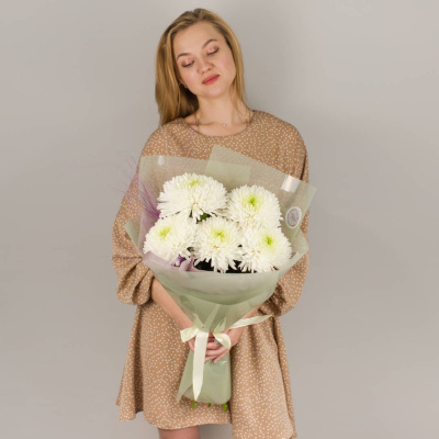 Букет из одноголовых белых хризантем с сухоцветами 50443