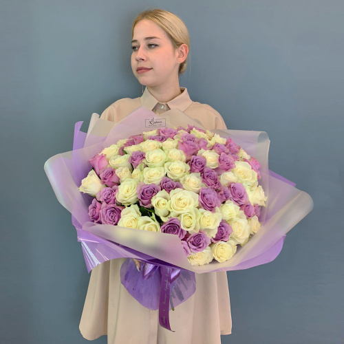 Букет 101 бело-сиреневая роза Кения в упаковке арт. 29178-Р