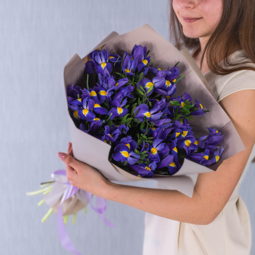 Букет из Ирисов с зеленью в упаковке арт. 35833