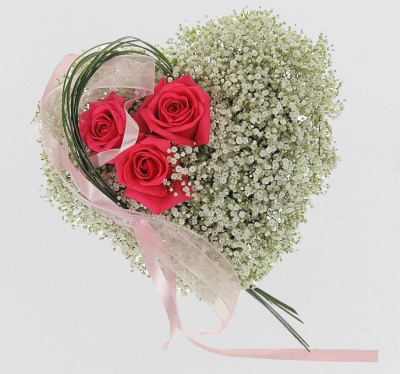 Композиция-сердце "Седьмое небо" из роз Эквадор и гипсофилы 27725 Композиция-сердце "Седьмое небо" из роз Эквадор и гипсофилы 27725