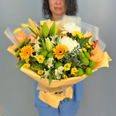 Букет из одноголовых хризантем с лилей и герберами N 52463