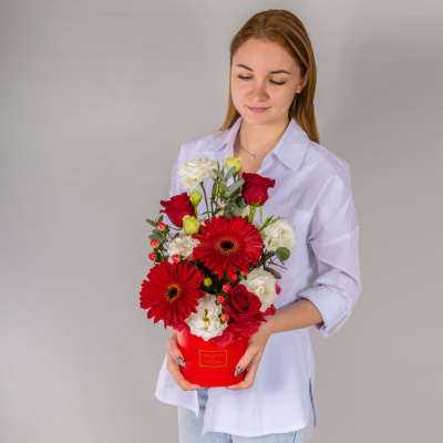 Коробка с цветами красные герберы и розы N 66530Дв