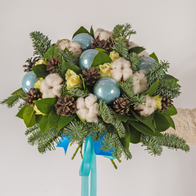 Букет Хрустальный с еловыми ветками нобилис, шишками и хлопком N 72279
