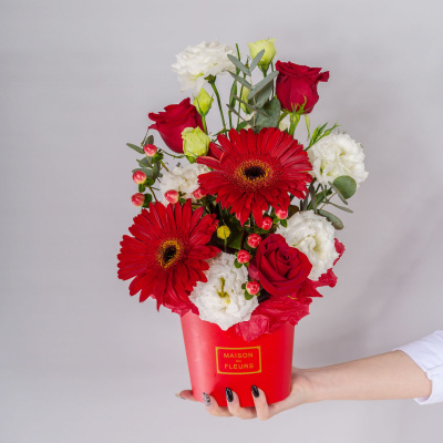 Коробка с цветами красные герберы и розы N 66530Дв