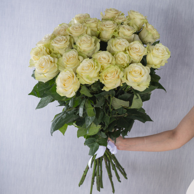 Букет из 25 Белых роз 60см 7304