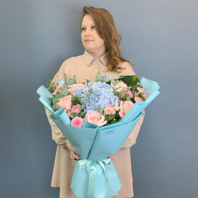Букет с голубой гортензией и кустовыми розами 71078