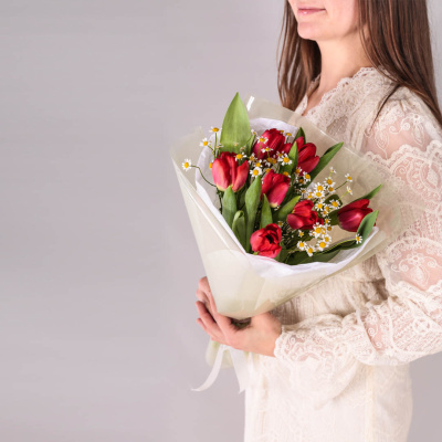 Букет из 7 красных тюльпанов с ромашками 59873