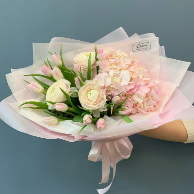 Букет из ранункулюсов и гортензии с тюльпанами арт. 76813