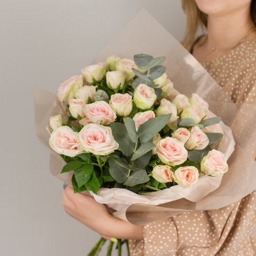 Букет из кремовых кустовых пионовидных розовых роз с эвкалиптом арт. 50416