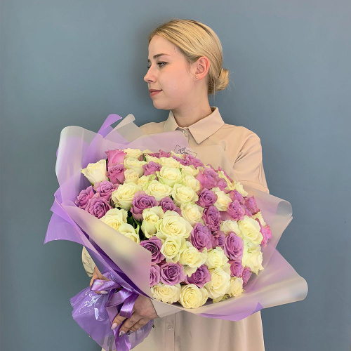 Букет 101 бело-сиреневая роза Кения в упаковке арт. 29178-Р