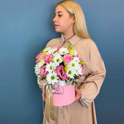 Коробка с цветами из кустовой хризантемы с розами N 66658 Коробка с цветами из кустовой хризантемы с розами N 66658