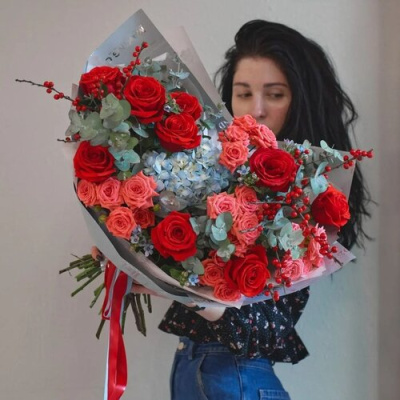 Букет "Королевская песня" из кустовой и Эквадорской розы, гортензии, эвкалипта и илекса. N 27795