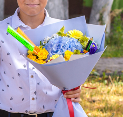 Яркий букет с гортензией, кустовой розой и мини герберами "Облачный атлас" N 38167 Яркий букет с гортензией, кустовой розой и мини герберами "Облачный атлас" N 38167