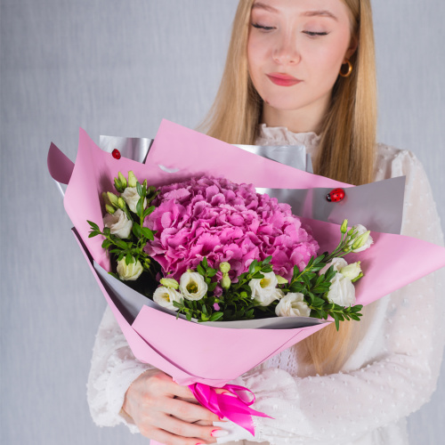 Школьный букет с гортензией и эустомой "Подружка" арт. 37962