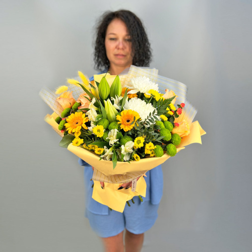 Букет из одноголовых хризантем с лилей и герберами арт. 52463