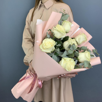 Букет белых роз высоких с эвкалиптом N 76722