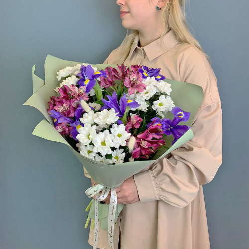 Букет из хризантем с ирисами и фиолетовой альстромерией арт. 67002-Ф