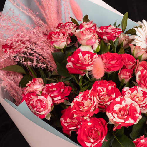 Букет из кустовой розы и мини гербер "Офелия стандарт. Размер L". арт. 35973/L