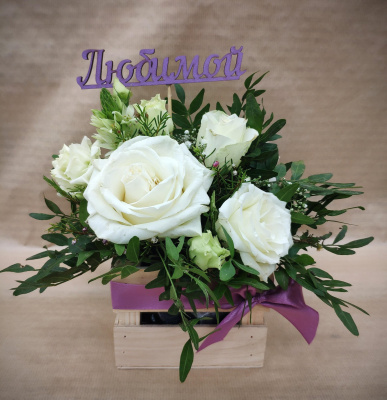 Композиция в ящике "Трепетные слова" из белых роз и эустомы N 7037