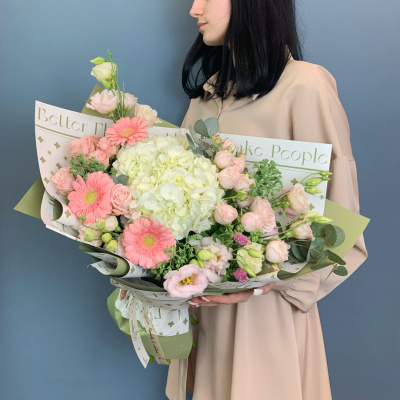 Букет с гортензией, пионовидными розами и мини герберами 66532