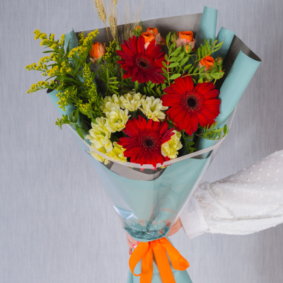 Букет "Осенний уют" с герберой, кустовой хризантемой и розой N 38376 Букет "Осенний уют" с герберой, кустовой хризантемой и розой N 38376