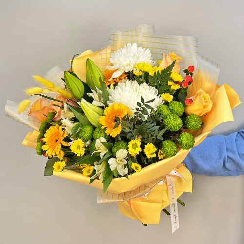 Букет из одноголовых хризантем с лилей и герберами арт. 52463