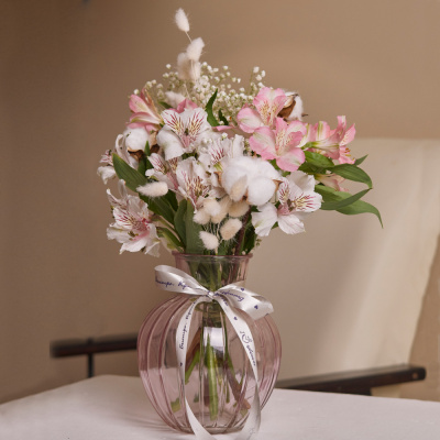 Букет из альстромерий в вазе. Сет N 82237