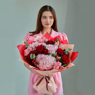 Букет из гортензий и красных роз N 84615