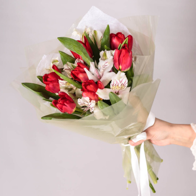 Красные тюльпаны с альстромерией. Небольшой букет 59895